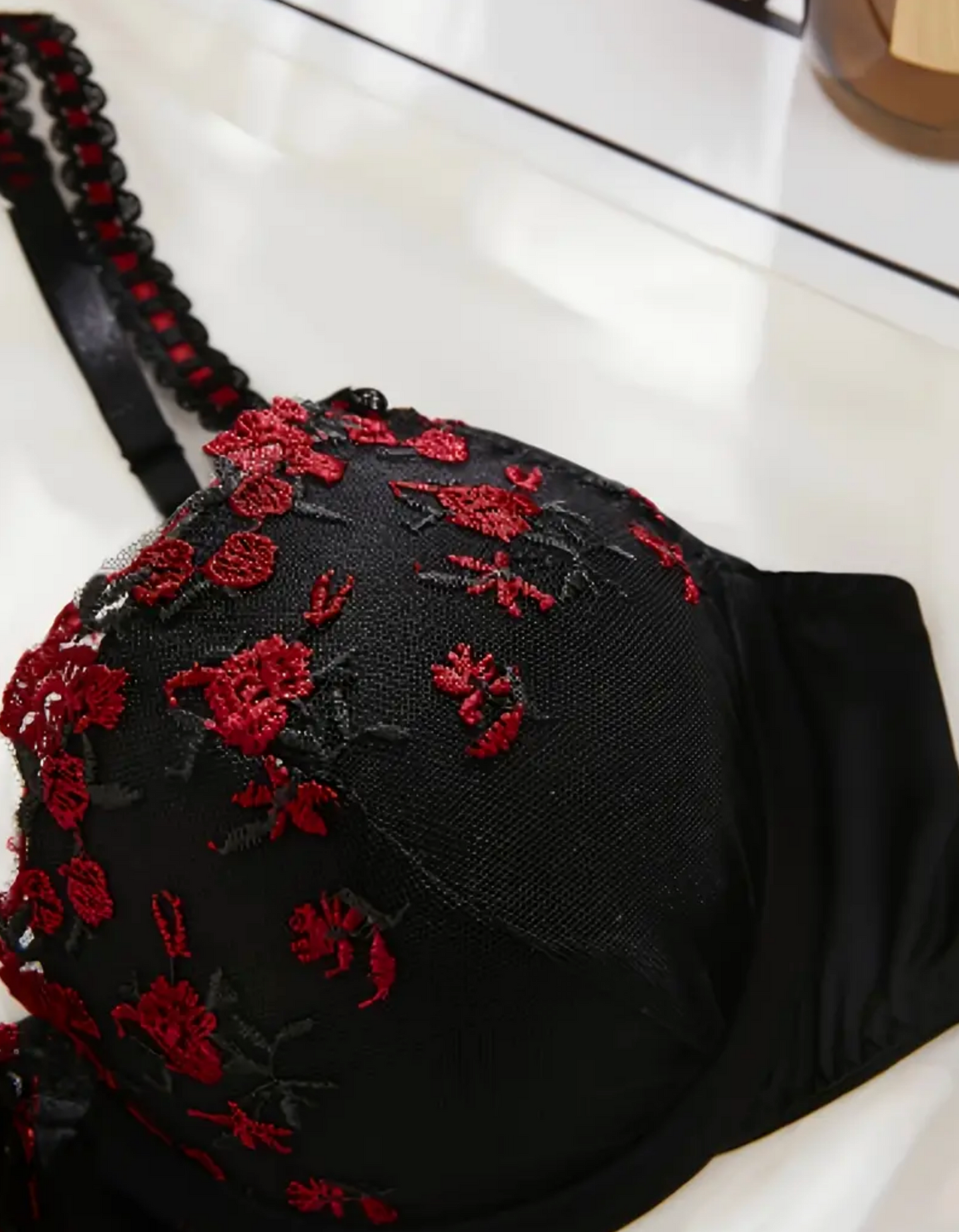 Blumenbesticktes Dessous-Set