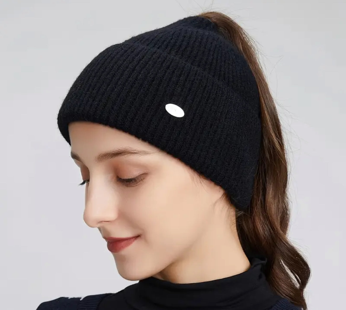 Warme Damenmütze mit Pferdeschwanzöffnung