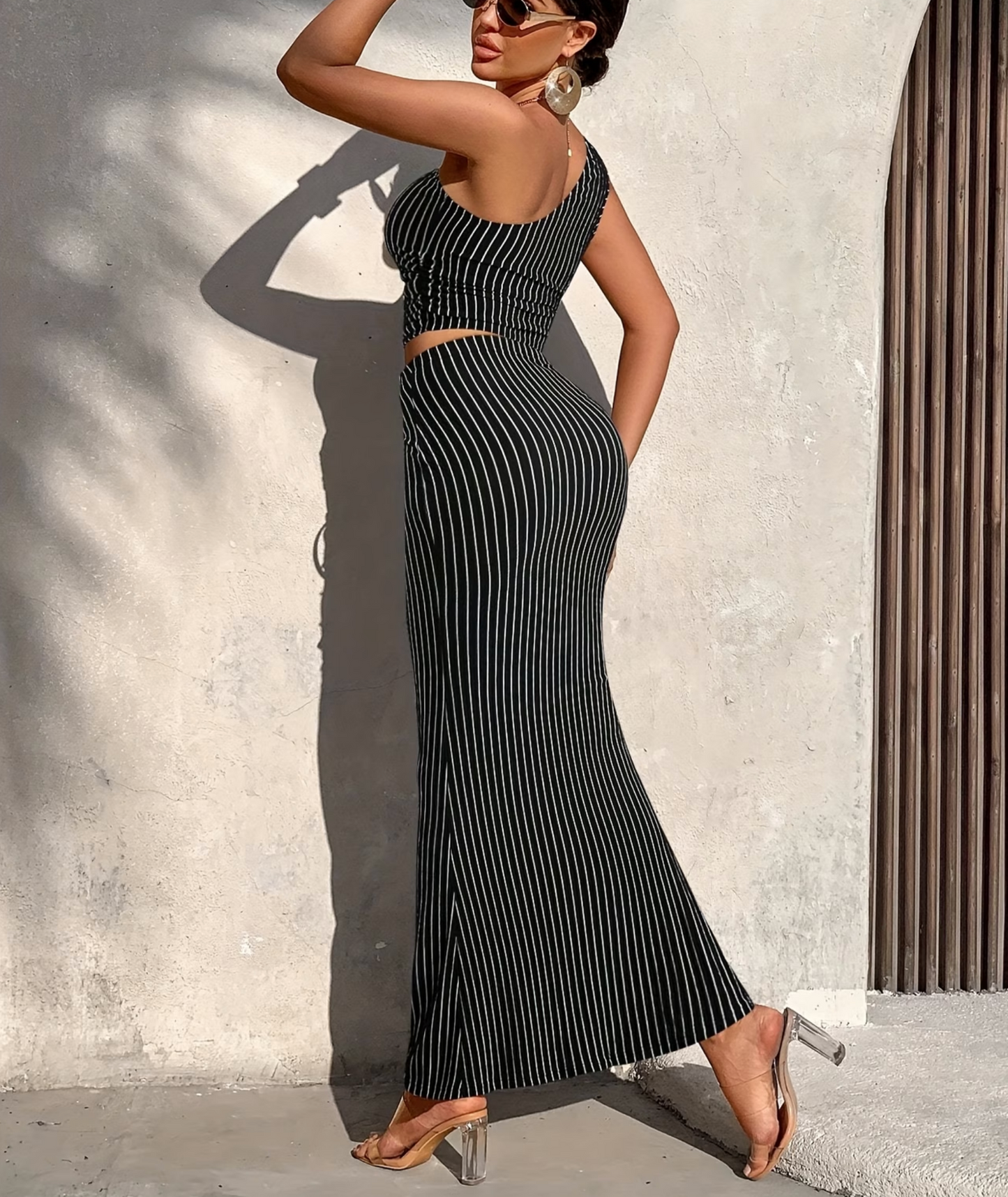 One-Shoulder Top & Maxirock mit Streifen