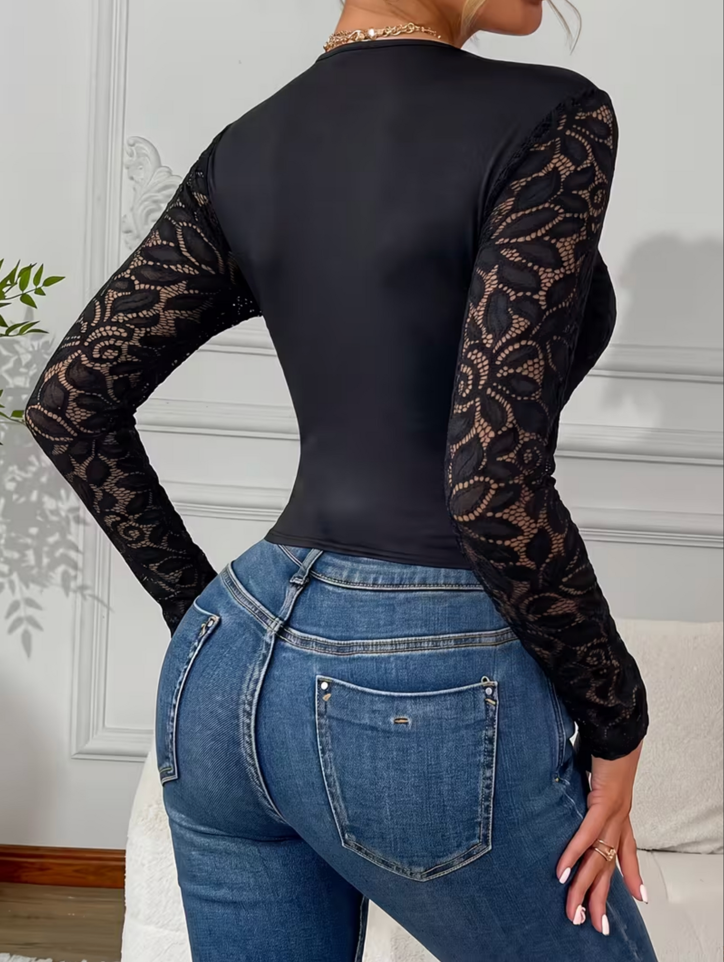 Spitzenbluse mit Schnürdetail