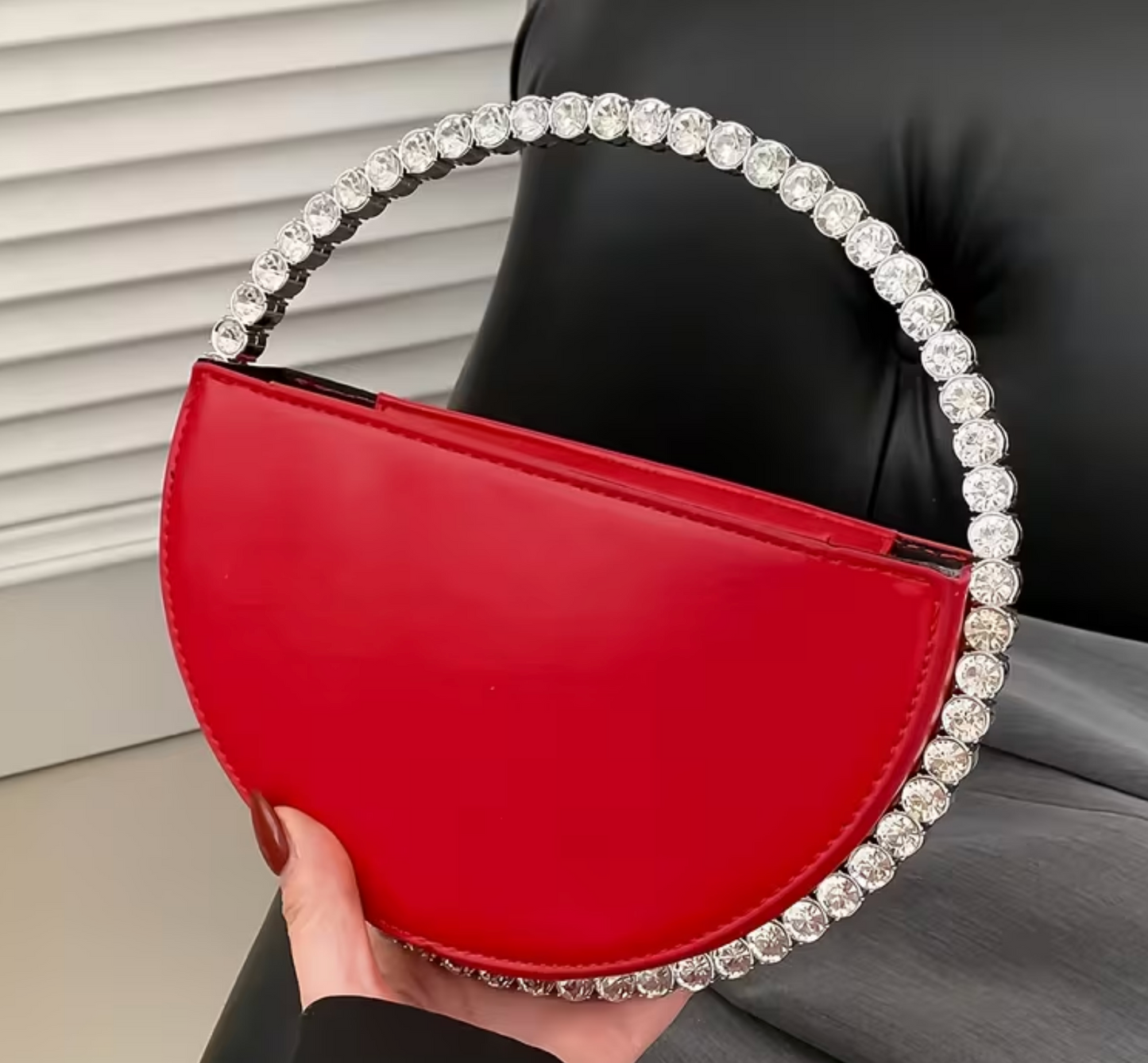 Elegante Halbmond-Handtasche mit Strassgriff
