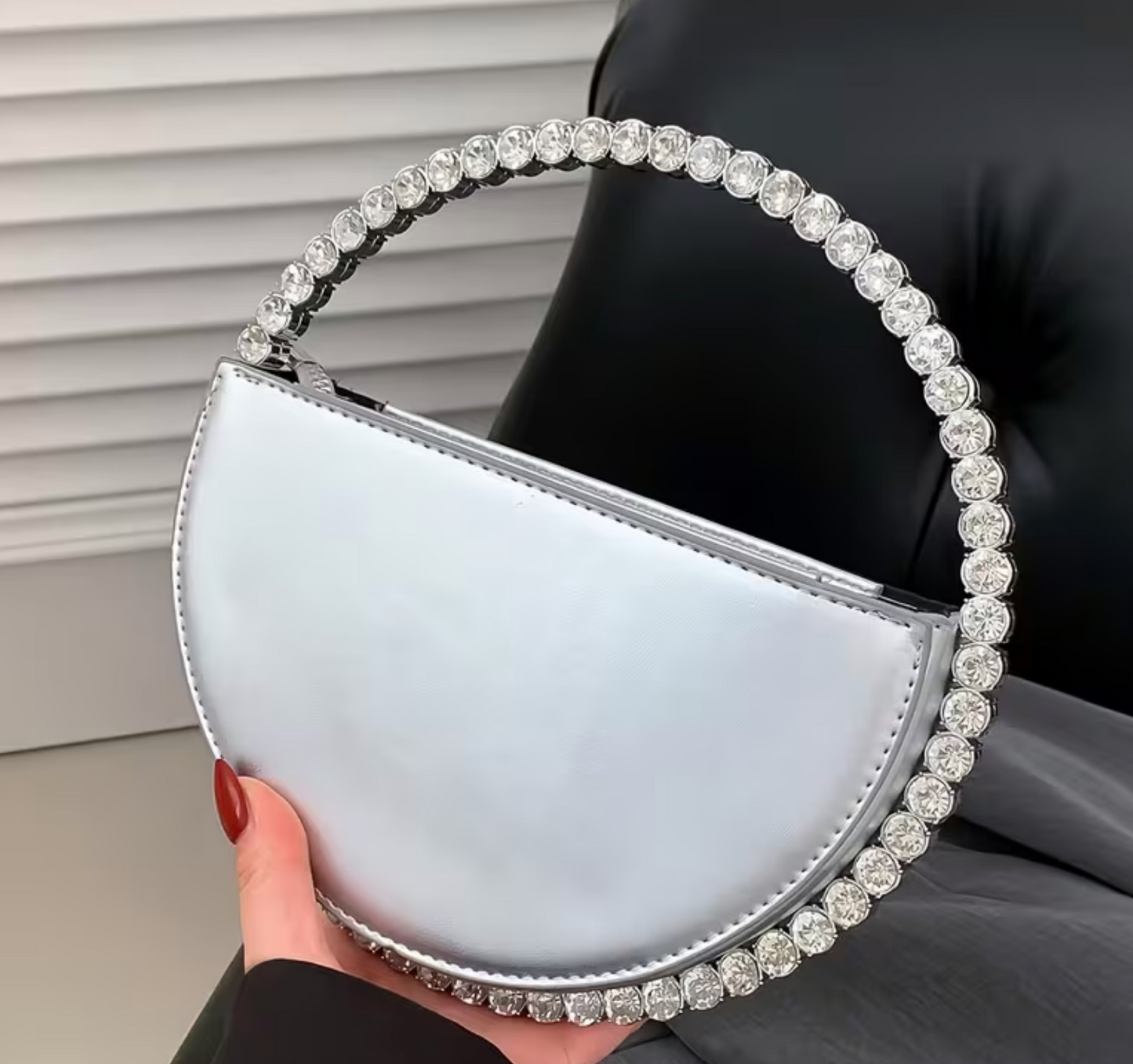 Elegante Halbmond-Handtasche mit Strassgriff